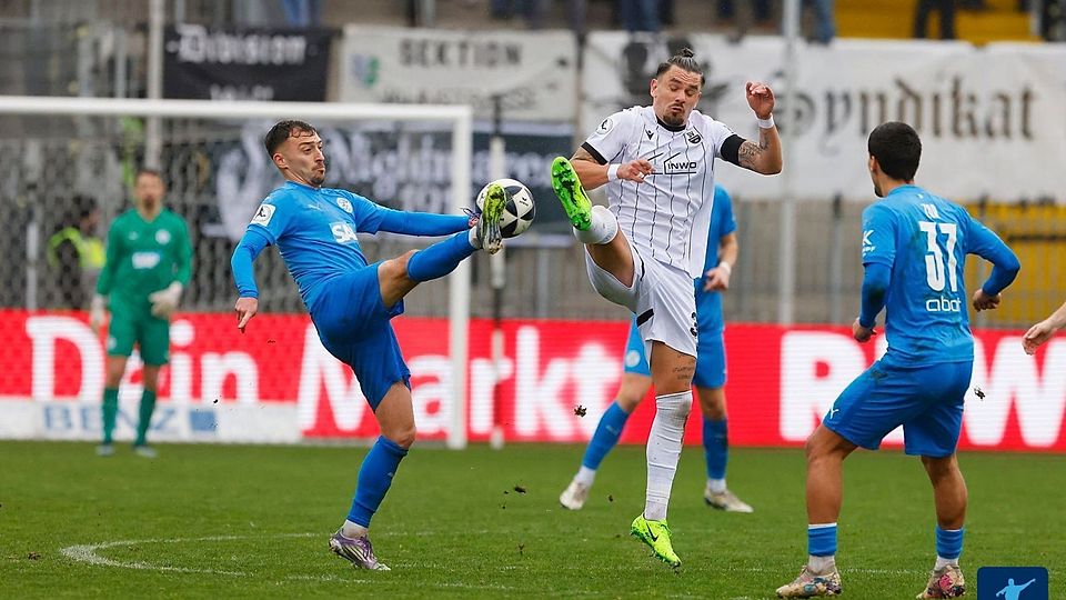 Hoch das Bein. Maximilian Waack (l.) war hier einen Tick schneller als sein Sandhäuser Gegenspieler.