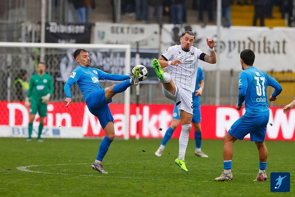 Hoch das Bein. Maximilian Waack (l.) war hier einen Tick schneller als sein Sandhäuser Gegenspieler. Hoch das Bein. Maximilian Waack (l.) war hier einen Tick schneller als sein Sandhäuser Gegenspieler.