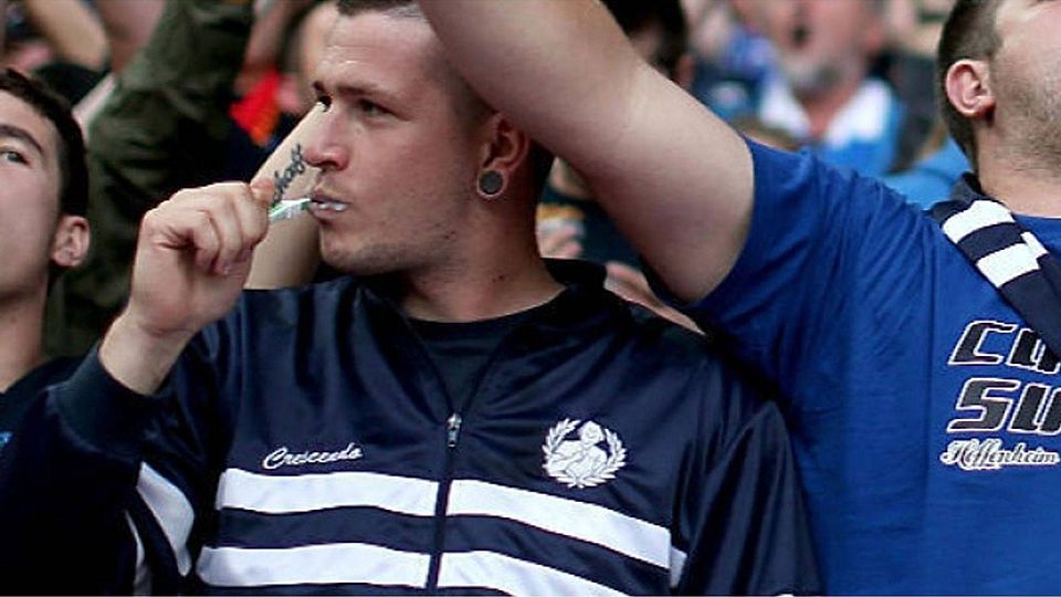 Dieses Bild machte Sven Schwanicke quasi über Nacht berühmt. Neben ihm jubeln die Fans den einlaufenden Mannschaften zu.  RTL