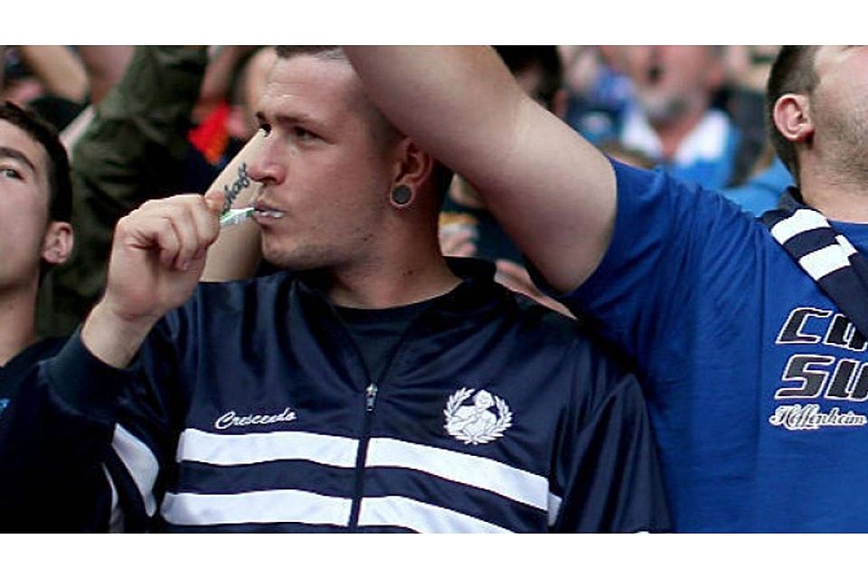 Dieses Bild machte Sven Schwanicke quasi über Nacht berühmt. Neben ihm jubeln die Fans den einlaufenden Mannschaften zu.  RTL