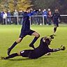 Mutige Parade: TuS-Keeper Alexander Reck schmeißt sich dem heraneilenden Gau-Bickelheimer Ümit Delibasi in den Weg. 	Foto: pa/Selak