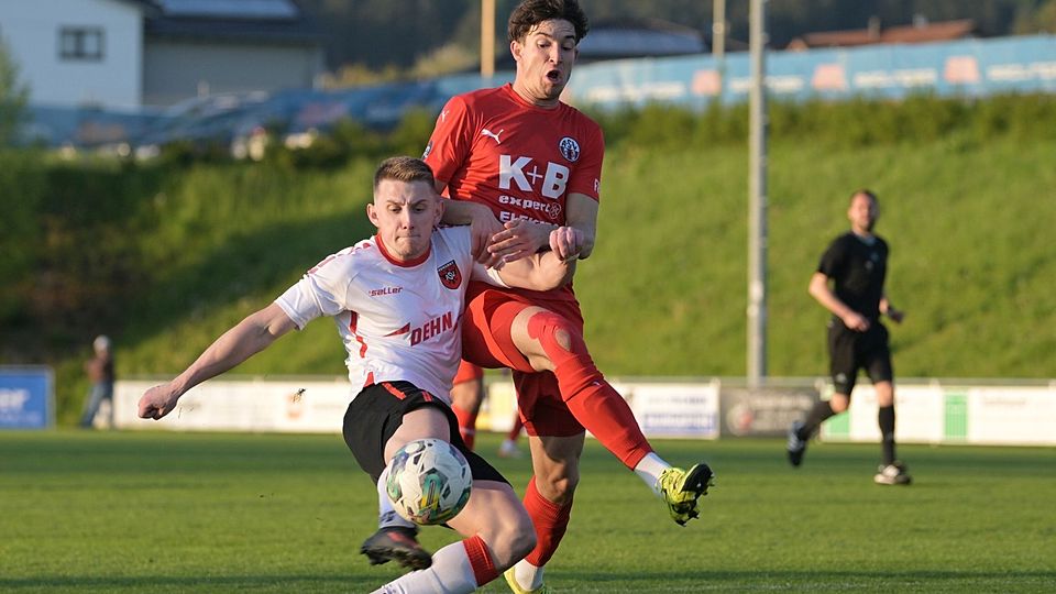 Leon Reisinger (in Rot) ist ab sofort beim TB 03 Roding fürs Tore Verhindern zuständig.