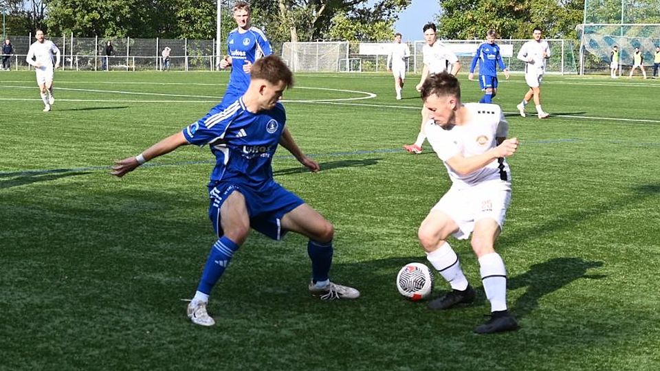 Kein Vorbeikommen. TuS-Außenspieler Henrik Sperling (rechts) bleibt an Jayden Stollings hängen.	Foto: Jochen Werner