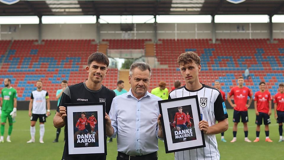 Haching-Boss Manni Schwabl verabschiedete Aaron Keller (l.) und Maurice Krattenmacher, die in dieser Saison für Zweitliga-Aufsteiger SSV Ulm spielen.