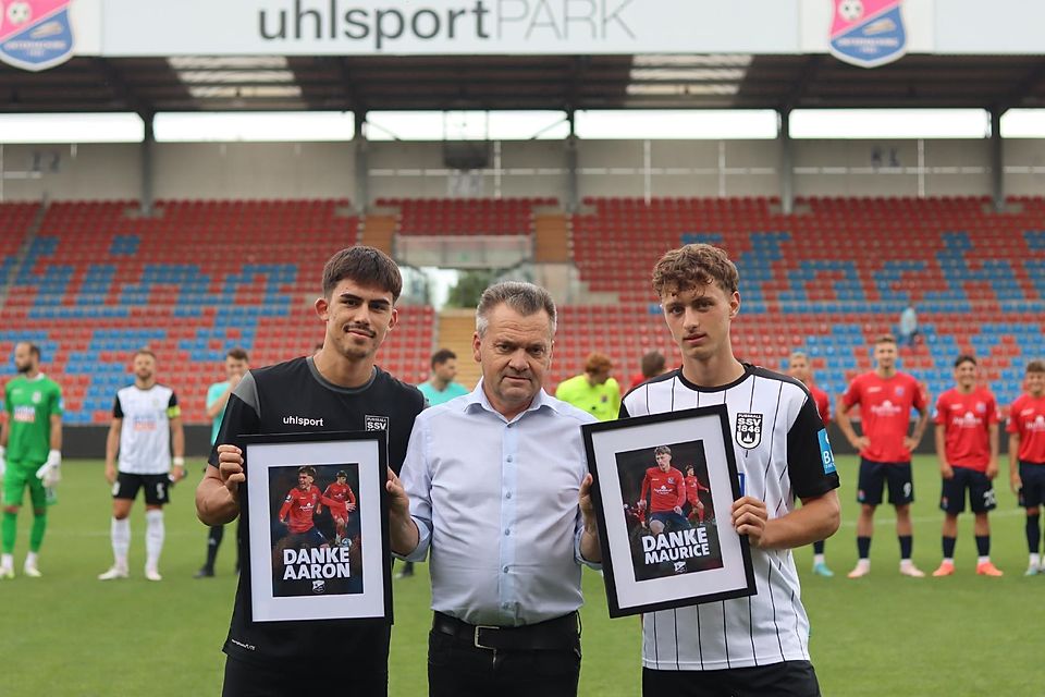 Haching-Boss Manni Schwabl verabschiedete Aaron Keller (l.) und Maurice Krattenmacher, die in dieser Saison für Zweitliga-Aufsteiger SSV Ulm spielen.