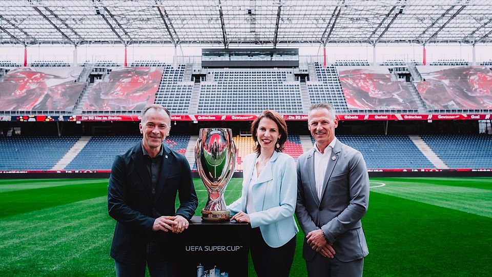Bürgermeister Bernhard Auinger, Landeshauptfrau Karoline Edtstadler und Stephan Reiter, CEO des FC Red Bull Salzburg, in der Red Bull Arena.