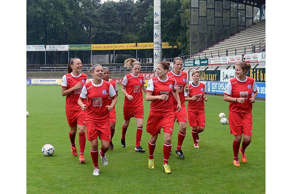 Gut gelaunt beim Trainingsstart: Die Zweitliga-Fußballerinnen des SV Meppen.  Foto: Doris Leißing
