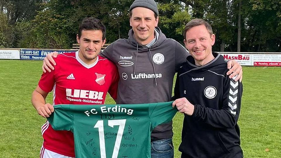 Schöne Geste: Cedric Freisleben und Maxi Malterer vom FC Erding verabschieden Ex-Trainer Matthias Kurz, der nun in Eichenkofen ist. F.: friess