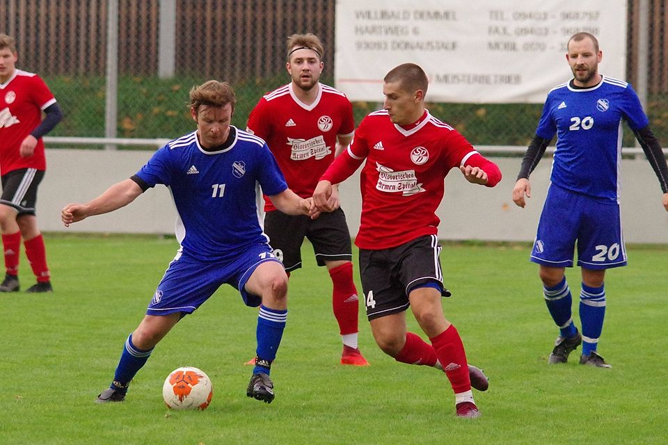 Nico Ludewig (Nr. 24) und der SV Donaustauf II landeten einen Kantersieg gegen Pfakofen.