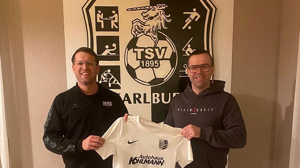 Vorstand Björn Spehnkuch (li.) und der neue Mann an der Seitenlinie des TSV Karlburg II,  Christoph Weißenberger (re.)