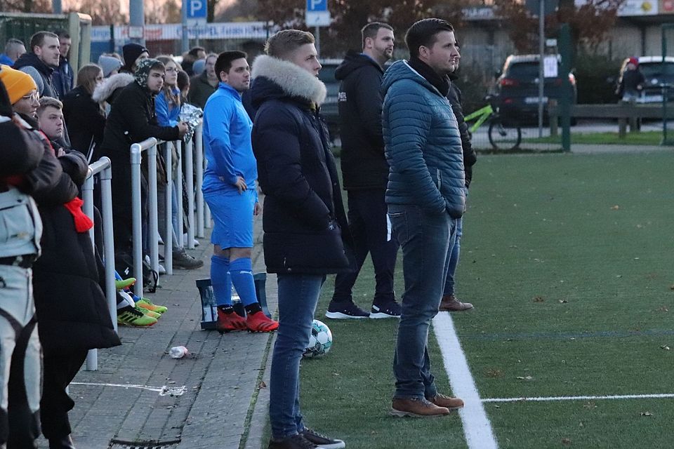 Jorks Trainer Jan Breuer (rechts) und Teammanager Alexander Tontarra sahen ein recht gutes Spiel auf dem ungewohnten Kunstrasen.