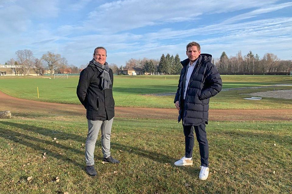 Sportdirektor Rocco Teichmann (li.) und der designierte Geschäftsführer Peer Jaekel (re.) auf der neuen Sportanlage am Wildspitzweg.
