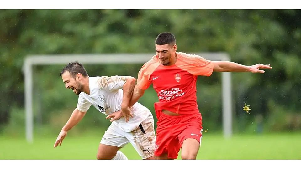 Erzielt das 1:0 für Türk Ataspor Wetzlar bei der SG Kinzenbach: Mehmet Pektas (r.) in Aktion. (Archivfoto) © Jens Kaliske