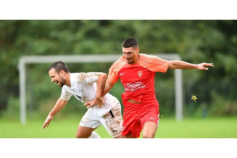 Erzielt das 1:0 für Türk Ataspor Wetzlar bei der SG Kinzenbach: Mehmet Pektas (r.) in Aktion. (Archivfoto) © Jens Kaliske