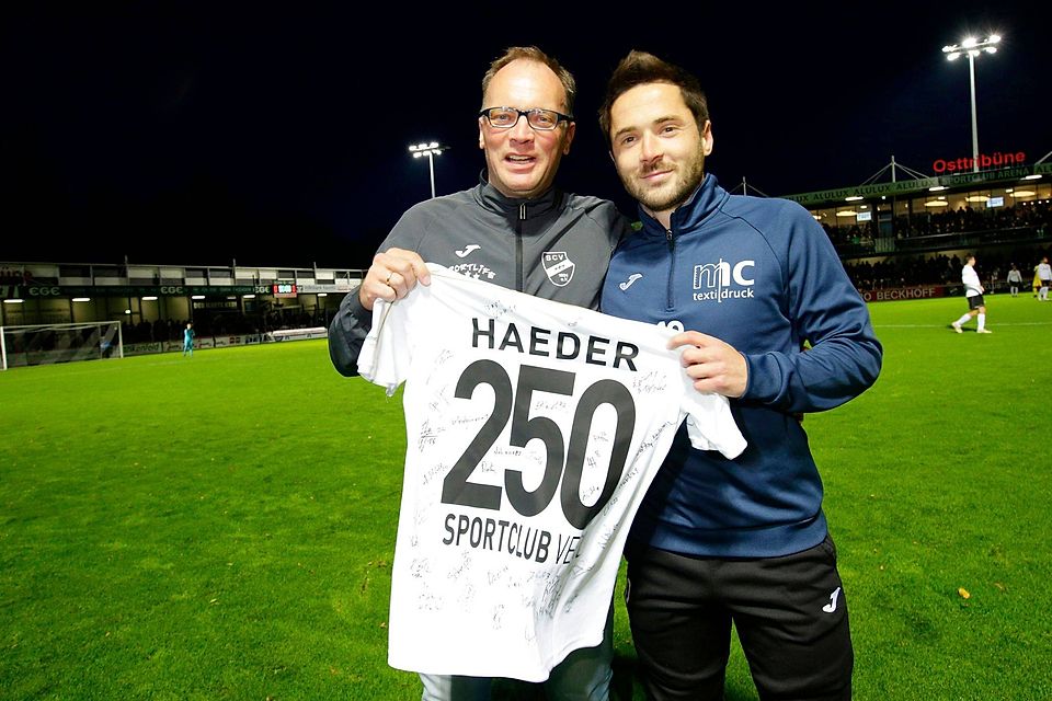 Jubiläum: SCV-Präsident Raimund Bertels (l.) gratulierte Matthias Haeder vor dem Anpfiff zum 250. Regionalliga-Spiel für den Sportclub.