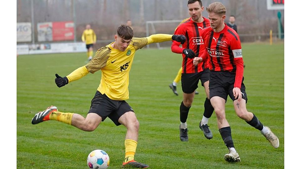 Erneute Niederlage: Die SKG Bickenbach (links Moritz Böhm, der zum 1:0 getroffen hatte) unterlag in der Fußball-Gruppenliga dem SV Groß-Bieberau (rechts Noell Huber).	Foto: Peter Henrich (HEN-FOTO)