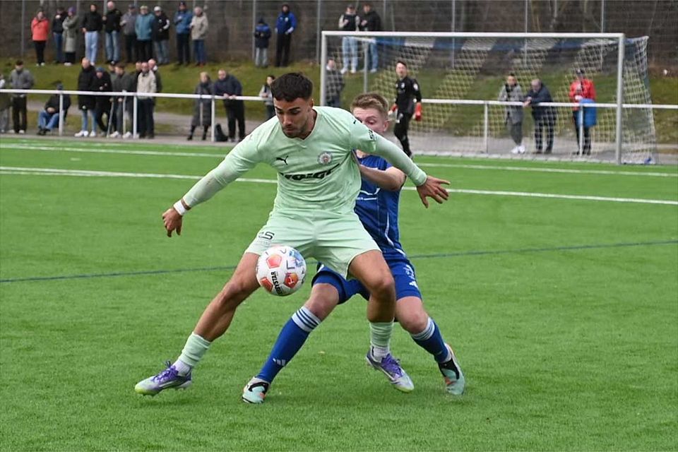 Tim Möller (PSV) behauptet den Ball gegen Jannik Sierks (Rotenhof). 