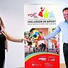 Gekonntes Zusammenspiel: Andrea Milz (NRWStaatssekretärin für Sport und Ehrenamt) überbrachte Björn Jansen (Vorsitzender Stadtsportbund Aachen) gute Nachrichten.