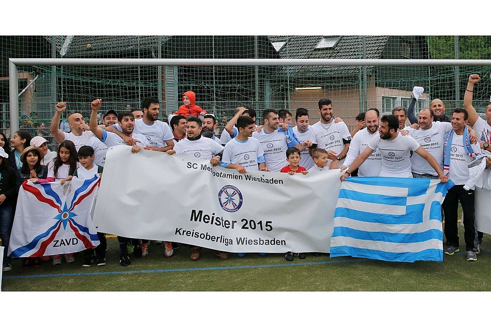 Feiern zusammen mit Kind und Kegel die Meisterschaft in der Kreisoberliga Wiesbaden: die Spieler des SC Mesopotamien.	Foto: rscp