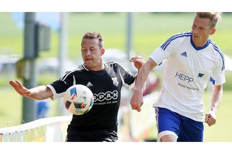 Es hat nicht ganz gereicht für Michael Blaser (re.) und die SG Blönried/Eb. Die Mannschaft kommt über ein 1:1 beim TSV Scheer (li.. Jonas Jarrar) nicht hinaus und belegt zum Saisonende Rang drei. Foto: Warnack