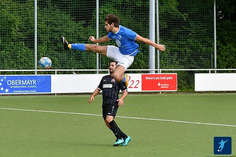 Zum Sprung an die Spitze hat es nicht gereicht. Aber Roberto Lavino (blau) war mit drei Treffern der Garant für den deutlichen 7:0-Erfolg der SG Bad Soden über den FSC Eschborn.