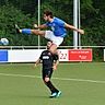Zum Sprung an die Spitze hat es nicht gereicht. Aber Roberto Lavino (blau) war mit drei Treffern der Garant für den deutlichen 7:0-Erfolg der SG Bad Soden über den FSC Eschborn.