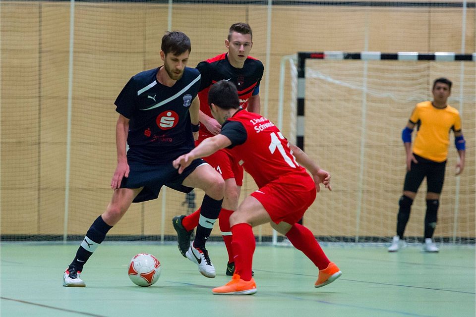 Der frühere Erlanger Bezirksliga-Fußballer Peter Schulze-Zachau für Futsal Nürnberg (dunkle Trikots) gegen Wackersdorf (in rot) am Ball. Foto: privat