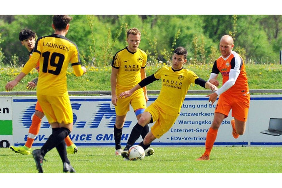 Den Ball dicht am Fuß: Lauingens Lucas Müller, beobachtet von seinen Mitspielern Michael Przyklenk (hinten) und Janik Schreittmüller (Nummer 19), beim Remis gegen den SV Mindelzell.		F.: Karl Aumiller