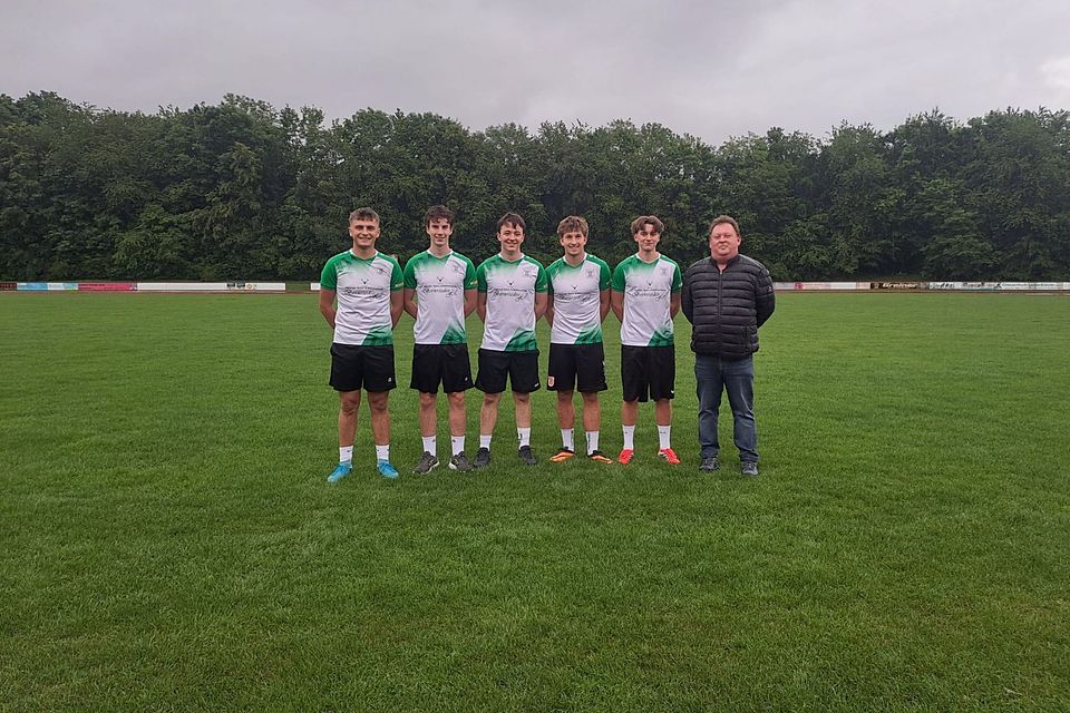 Fünf der sechs U19-Spieler, die dem Kader der Herrenmannschaft angehören mit Sportkoordinator Andreas Schäfer (re.) 