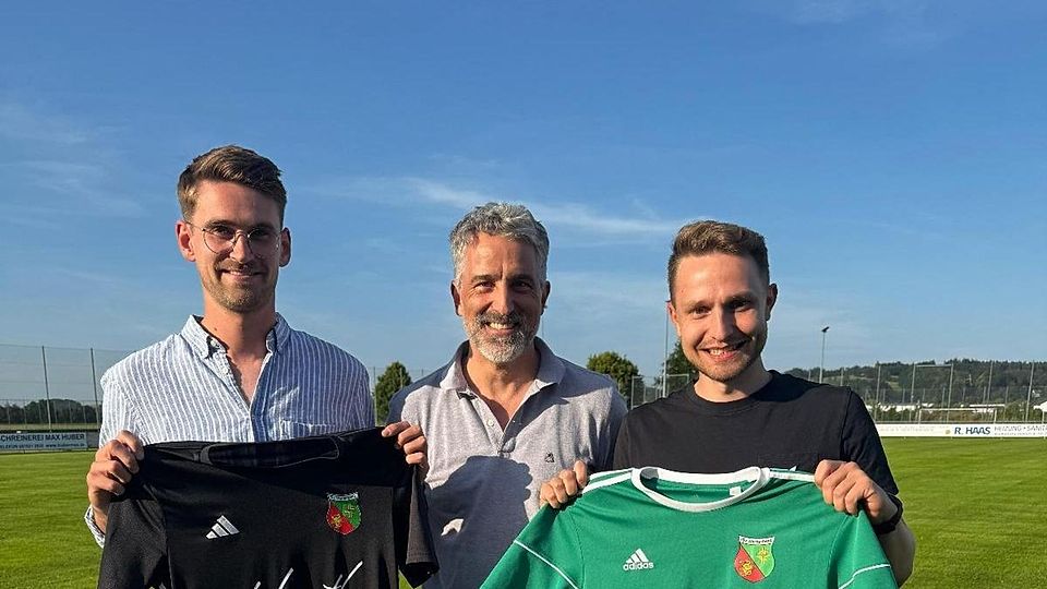 Die Wartenberger Trikots präsentieren (v.l.) Spielertrainer Mario Simak, Abteilungsleiter Hannes Härtl und Co-Trainer Maximilian Kronseder.