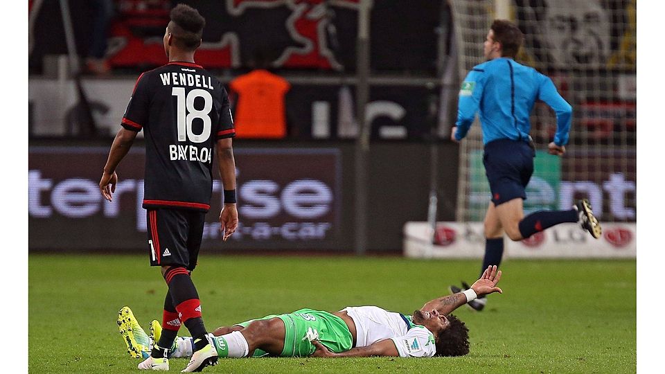 Mit Schmerzen am Boden: Wolfsburgs Dante hofft auf eine Spielunterbrechung, doch Leverkusen fährt den Konter zum 2:0.	Foto: Hübner