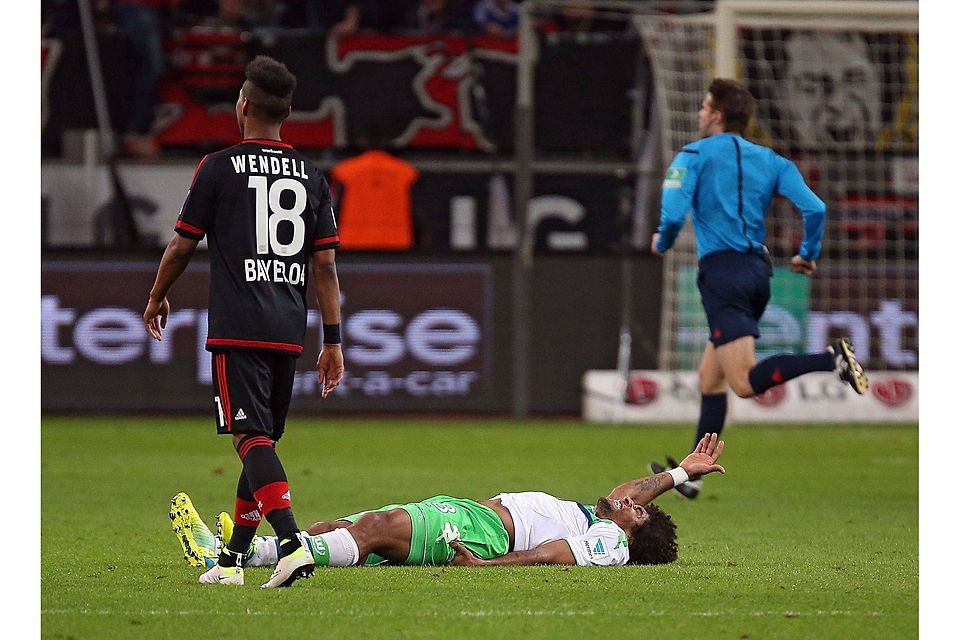 Mit Schmerzen am Boden: Wolfsburgs Dante hofft auf eine Spielunterbrechung, doch Leverkusen fährt den Konter zum 2:0.	Foto: Hübner