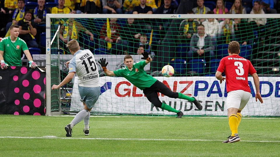 Florian Meyer (Nr. 15) verwandelt einen Neunmeter für den SC Weiche Flensburg im Halbfinale gegen den SV Eichede.