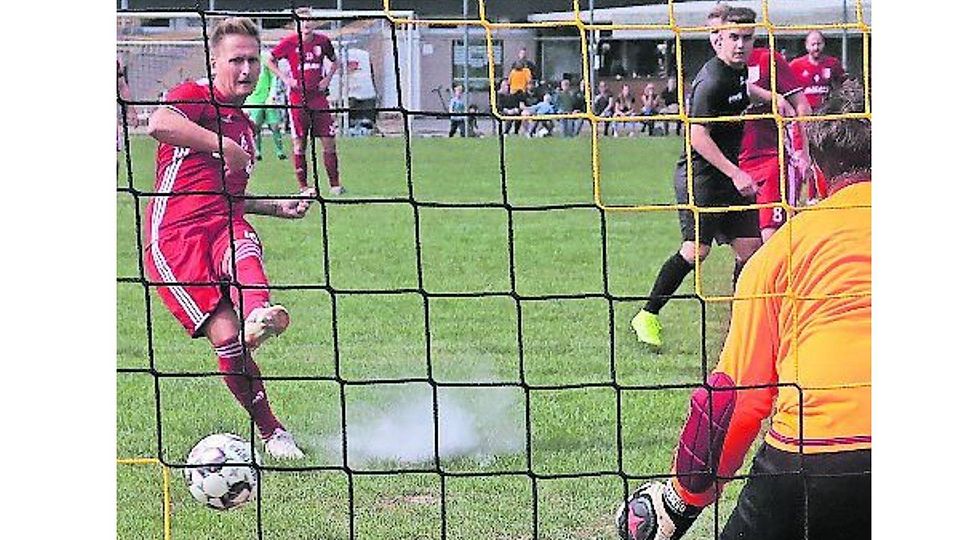 Millich – Ratheim 2:2: Danny Richter lässt Ratheims Keeper David Mathonia beim Elfmeter keine Chance und trifft zum 1:1.
