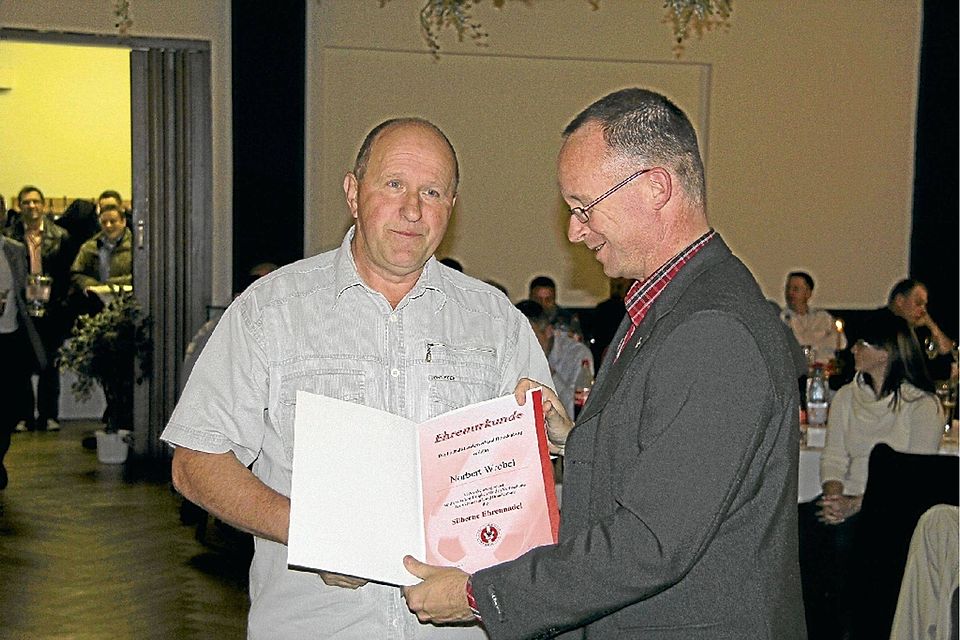Auszeichnung: Norbert Wrobel erhielt 2012 aus den Händen von Uwe Blaschke, Vorsitzender des Jugendausschusses des Fußball-Landesverbandes, die Silberne Ehrennadel des FLB.  ©MZV