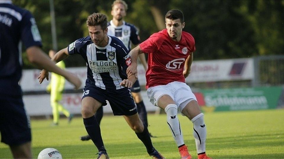 Nah dran: Hövelhofs Filipe Domingues bereitete in der zweiten Halbzeit die Führung des HSV gegen den SC Wiedenbrück vor. Foto: Martinschledde