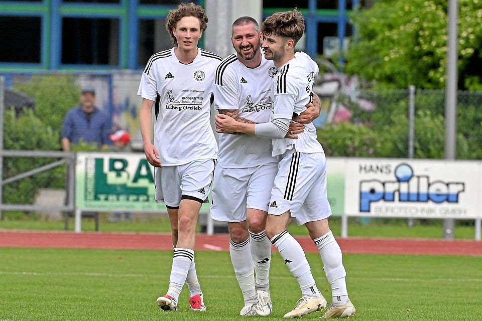 Sascha Mölders (Mitte) führte die Reserve des SV Mering zum Derbysieg gegen den Kissinger SC. Sascha Mölders (Mitte) führte die Reserve des SV Mering zum Derbysieg gegen den Kissinger SC.