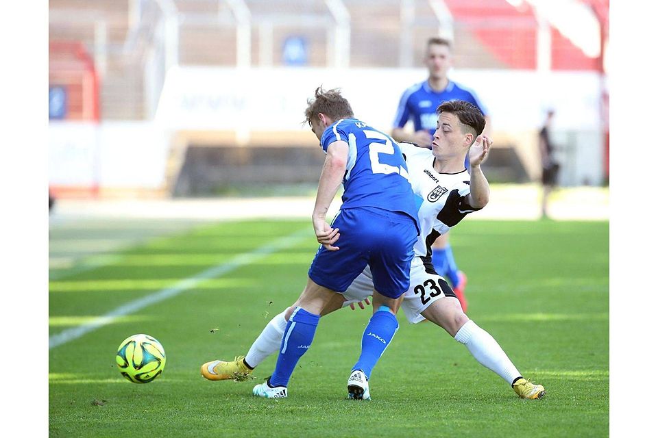 Nachwuchsspieler Gianluca D’Onofrio (Nr. 23) kam beim 0:1 in Karlsruhe zu einem Kurzeinsatz. 