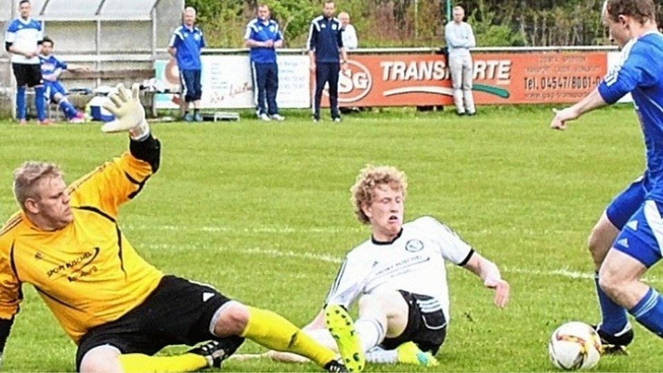 Ausgetanzt: Der eingewechselte Breitenfelder Mavrin Oden zieht an Gudows Keeper Daniel Günther (links) und Max Pohl vorbei. Foto:Lekien