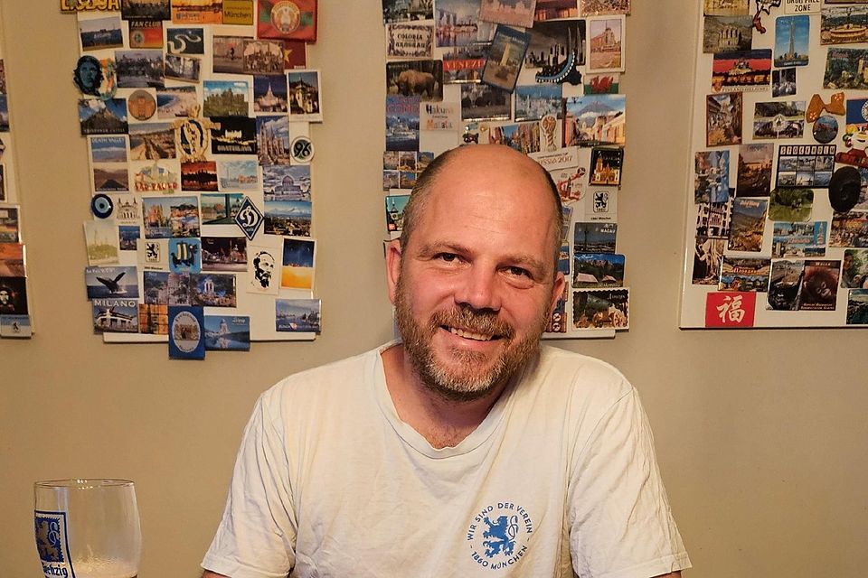 Rekordkleber: Stefan Markt (45) alias „Der Kraiburger“ hatte sein Sammelalbum schon nach 24 Stunden voll. Rekordkleber: Stefan Markt (45) alias „Der Kraiburger“ hatte sein Sammelalbum schon nach 24 Stunden voll.