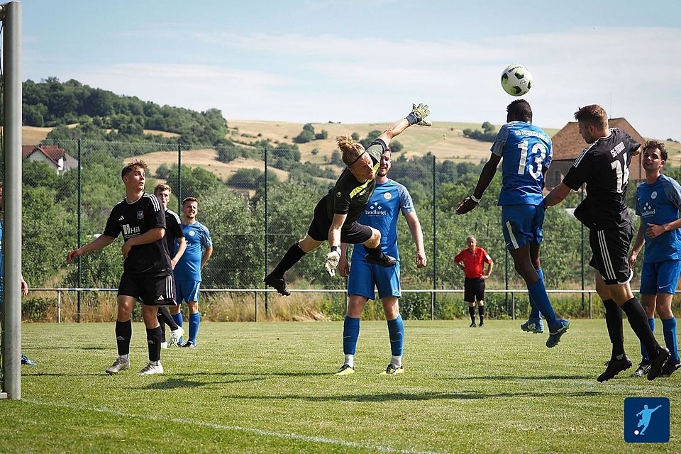 Obenauf: Die SG Disibodenberg (hier in den blauen Trikot im Vorbereitunsgspiel gegen die SG MMM) grüßt nach dem Sieg beim FSV Bretzenheim von der Gipfelspitze. Obenauf: Die SG Disibodenberg (hier in den blauen Trikot im Vorbereitunsgspiel gegen die SG MMM) grüßt nach dem Sieg beim FSV Bretzenheim von der Gipfelspitze.