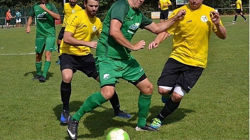 Unter Druck gesetzt: Der Roxheimer Sven Petry (grünes Trikot) schirmt den Ball vor den beiden Rüdesheimern Patrik Schäfer (links) und Patrick Rusch ab.	Foto: Heidi Sturm