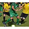 Unter Druck gesetzt: Der Roxheimer Sven Petry (grünes Trikot) schirmt den Ball vor den beiden Rüdesheimern Patrik Schäfer (links) und Patrick Rusch ab.	Foto: Heidi Sturm
