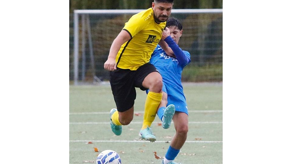 Kaan Güven (vorne) und seine Mannschaftskollegen des SC Opel Rüsselsheim setzen sich im Stadtderby der Fußball-A-Liga mit 8:4 klar gegen die Mannschaft von Hellas um Athanasios Koukoulis durch.