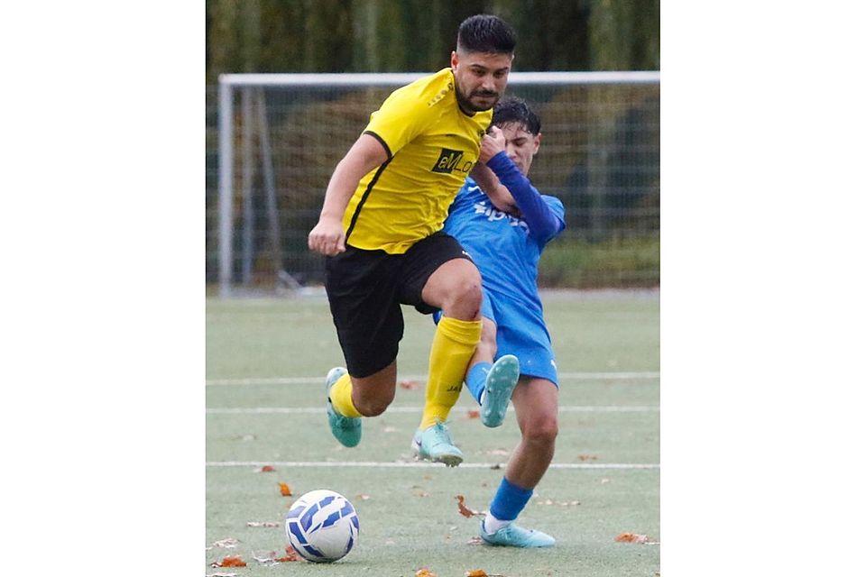 Kaan Güven (vorne) und seine Mannschaftskollegen des SC Opel Rüsselsheim setzen sich im Stadtderby der Fußball-A-Liga mit 8:4 klar gegen die Mannschaft von Hellas um Athanasios Koukoulis durch. Kaan Güven (vorne) und seine Mannschaftskollegen des SC Opel Rüsselsheim setzen sich im Stadtderby der Fußball-A-Liga mit 8:4 klar gegen die Mannschaft von Hellas um Athanasios Koukoulis durch.