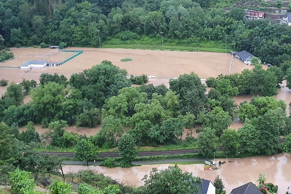 Das Foto zeigt den Sportplatz des SV Dernau am Abend der Hochwasser-Katastrophe im Ahrtal. Später stieg das Wasser noch um weitere fünf Meter an. 