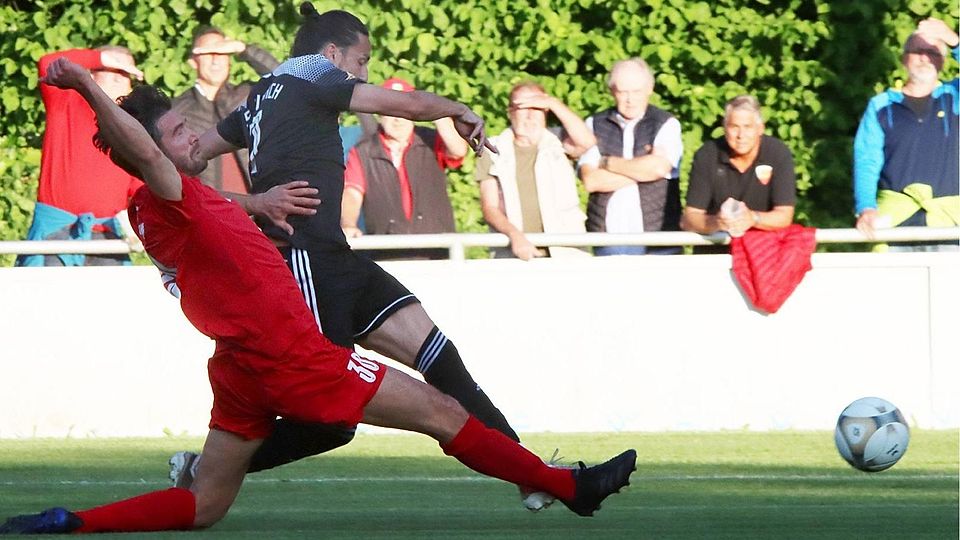 Nicht zu bremsen ist der pfeilschnelle Max Zander (im schwarzen Dress), hier beim 1:0, der für den SV Pullach drei Tore beim 4:1-Sieg zum Relegationsauftakt beim FC Unterföhring erzielt.