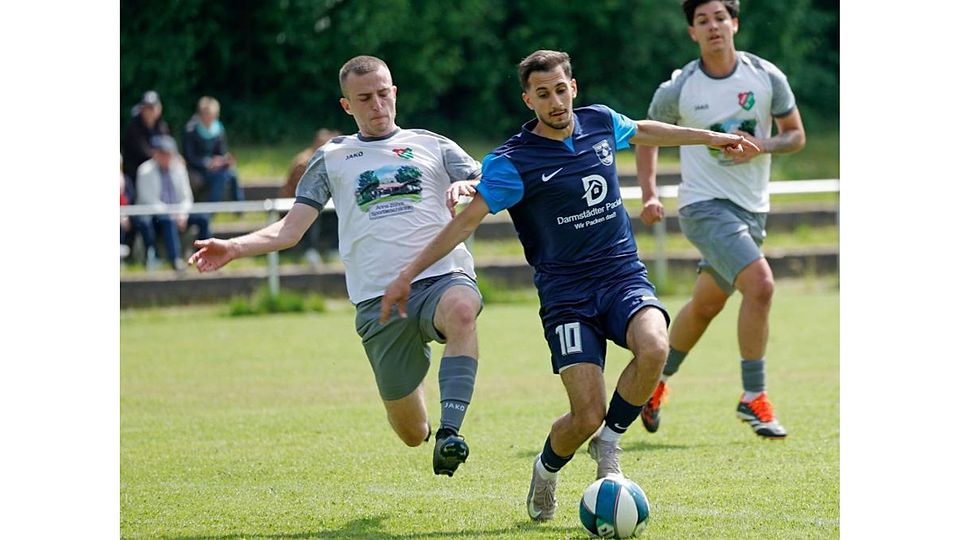 Aller Einsatz half nichts: Was die SG Mosbach/Radheim (links Johannes Schmidt) auch versuchte, der TSV Altheim (rechts Diyar Altan) war im Spiel der Kreisoberliga kaum zu stoppen. Foto: Peter Henrich