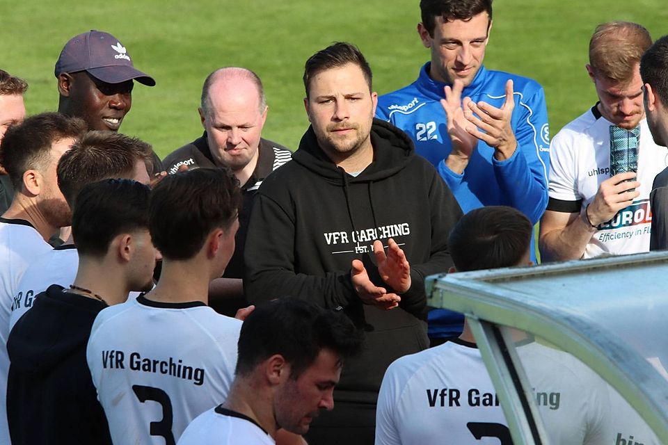 Die nächste Hürde ist geschafft: Trainer Nico Basta beglückwünscht sein Team vom VfR Garching – aber die finale Aufgabe steht jetzt erst bevor gegen Fortuna Regensburg.