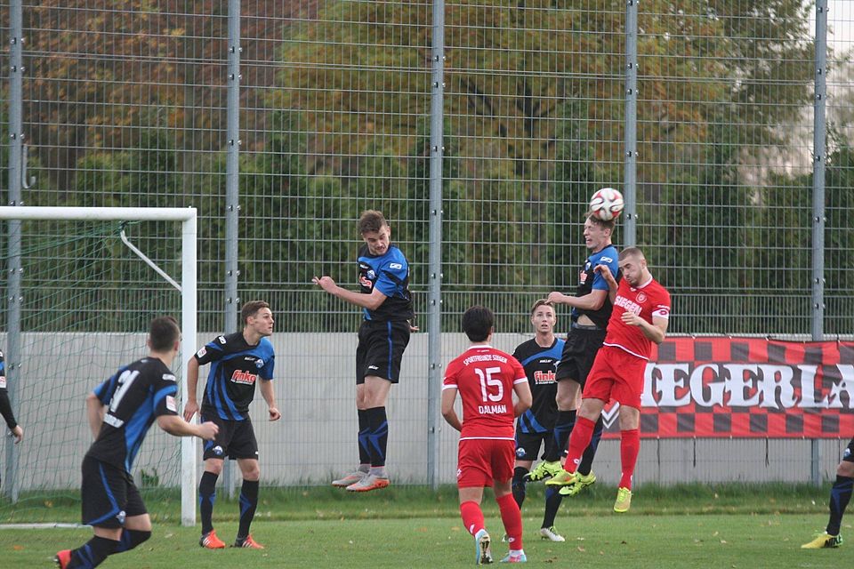 Torschütze: Sebastian Schonlau, hier im Luftduell mit einem Siegener Gegenspieler, brachte die U23 des SC Paderborn 07 in Führung. Till Neumann beobachtet die Situation. Am Ende reichte es zu einem 1:1. F: Heinemann